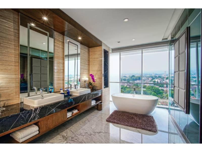 Aston Pasteur Hotell Bandung Exteriör bild